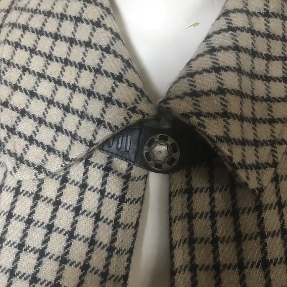 Beautiful Wool Cape - One Size - Picture 3 of 5